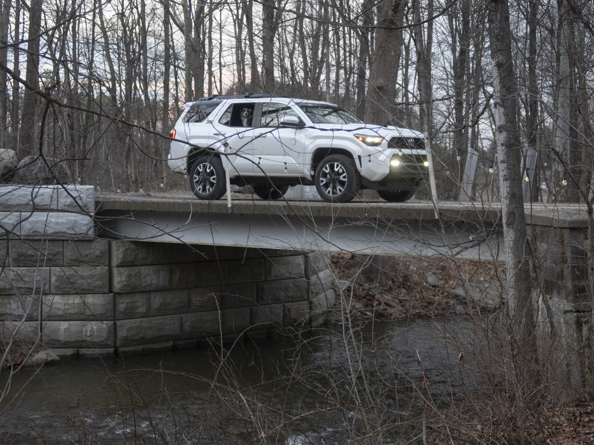 2025 Toyota 4Runner TRD Sport, White, em uma travessia épica de aventura no rio.