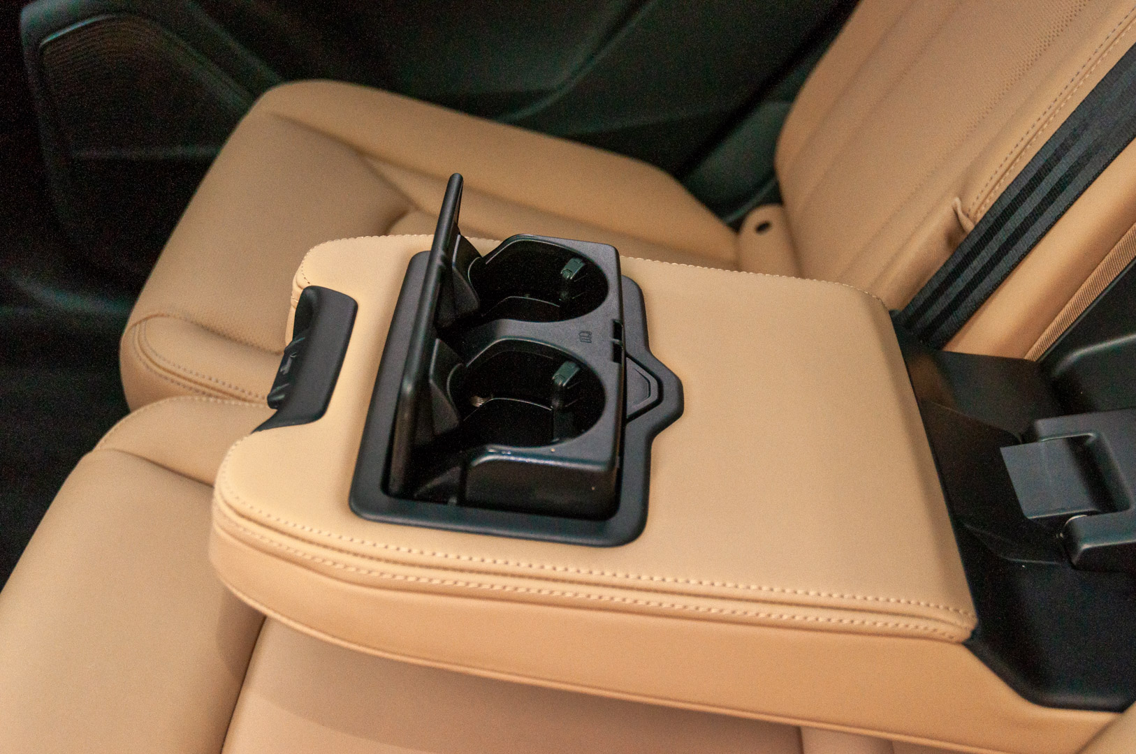 2025 O Audi Q7 possui copos de banco traseiro que foram feitos para bebidas do tamanho de formigas.