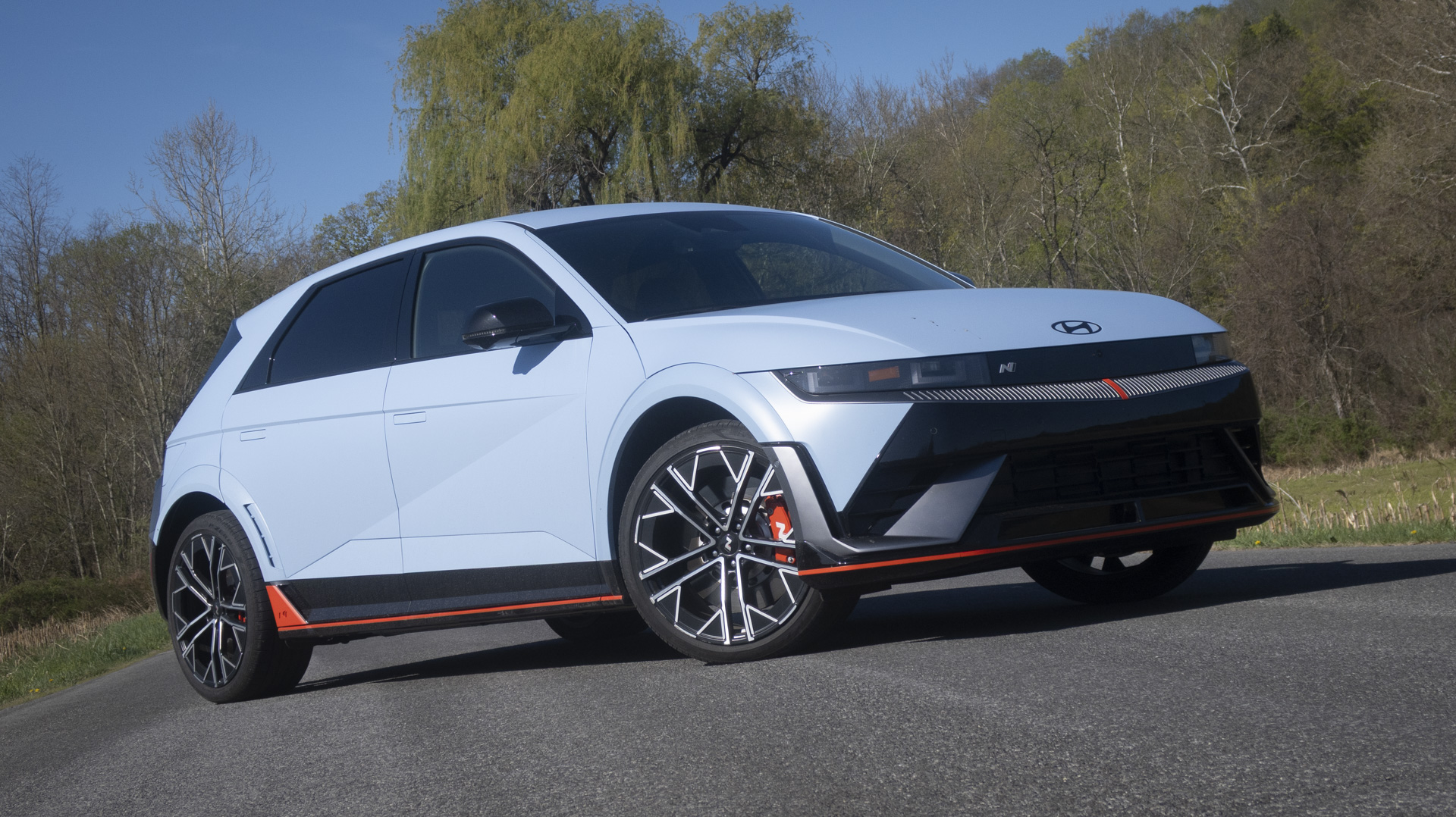 Hyundai ioniq 5 n, poderosa postura frontal de três quartos.