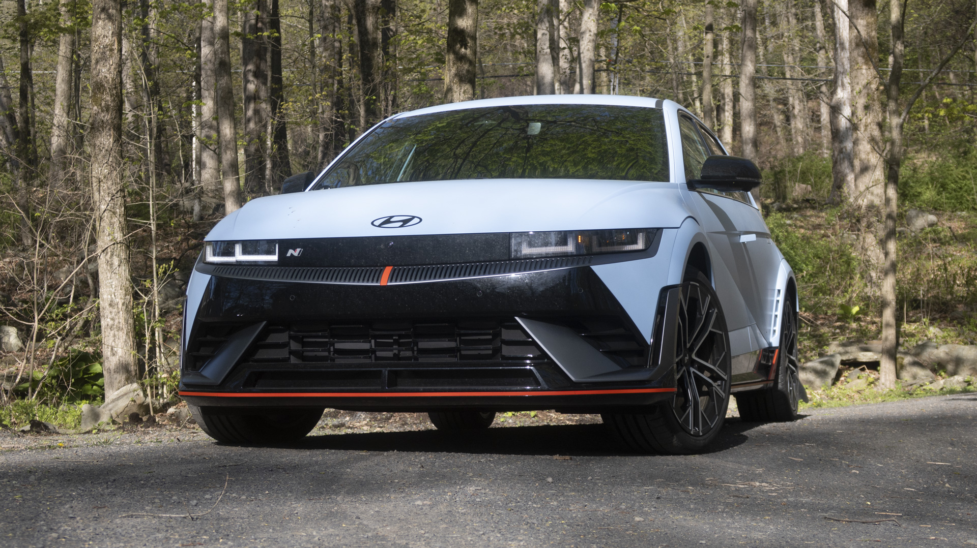 Hyundai ioniq 5 n, postura frontal de três quartos.