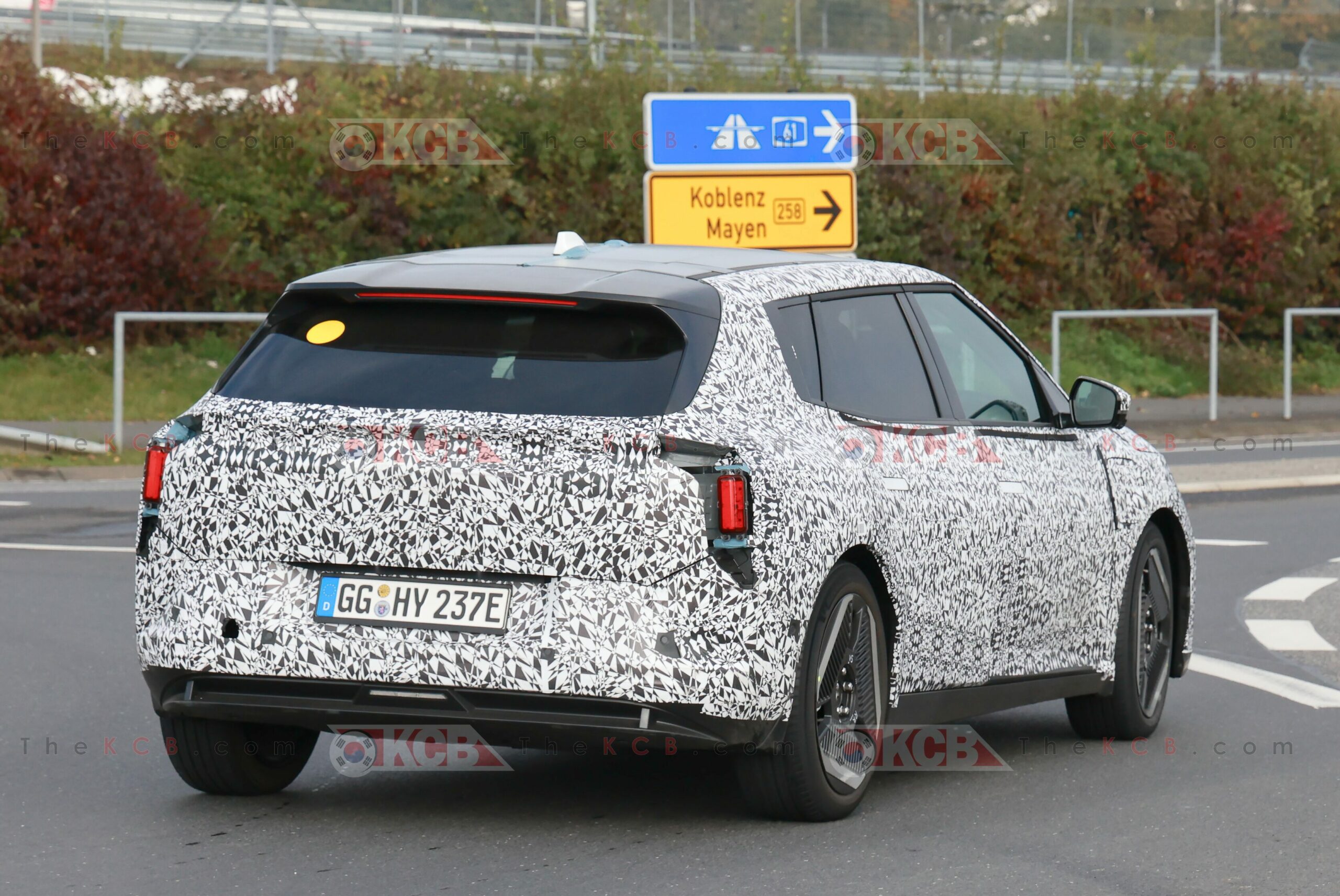 KIA EV4 Hatchback perde camuflagem e mostra design traseiro