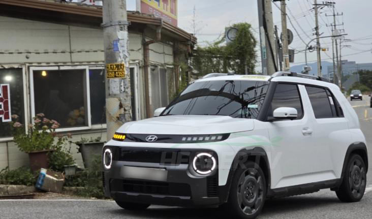Hyundai INSTER Cross capturado na natureza