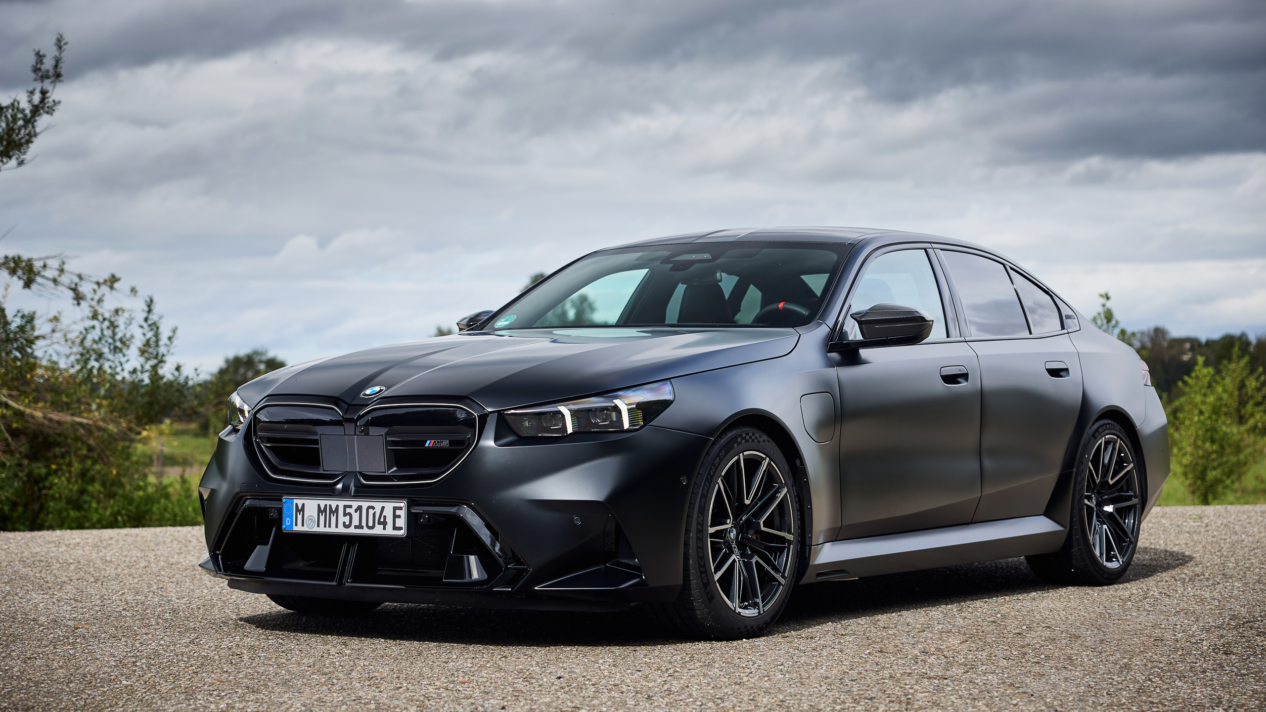 Um BMW pesado que intimida outros BMWs