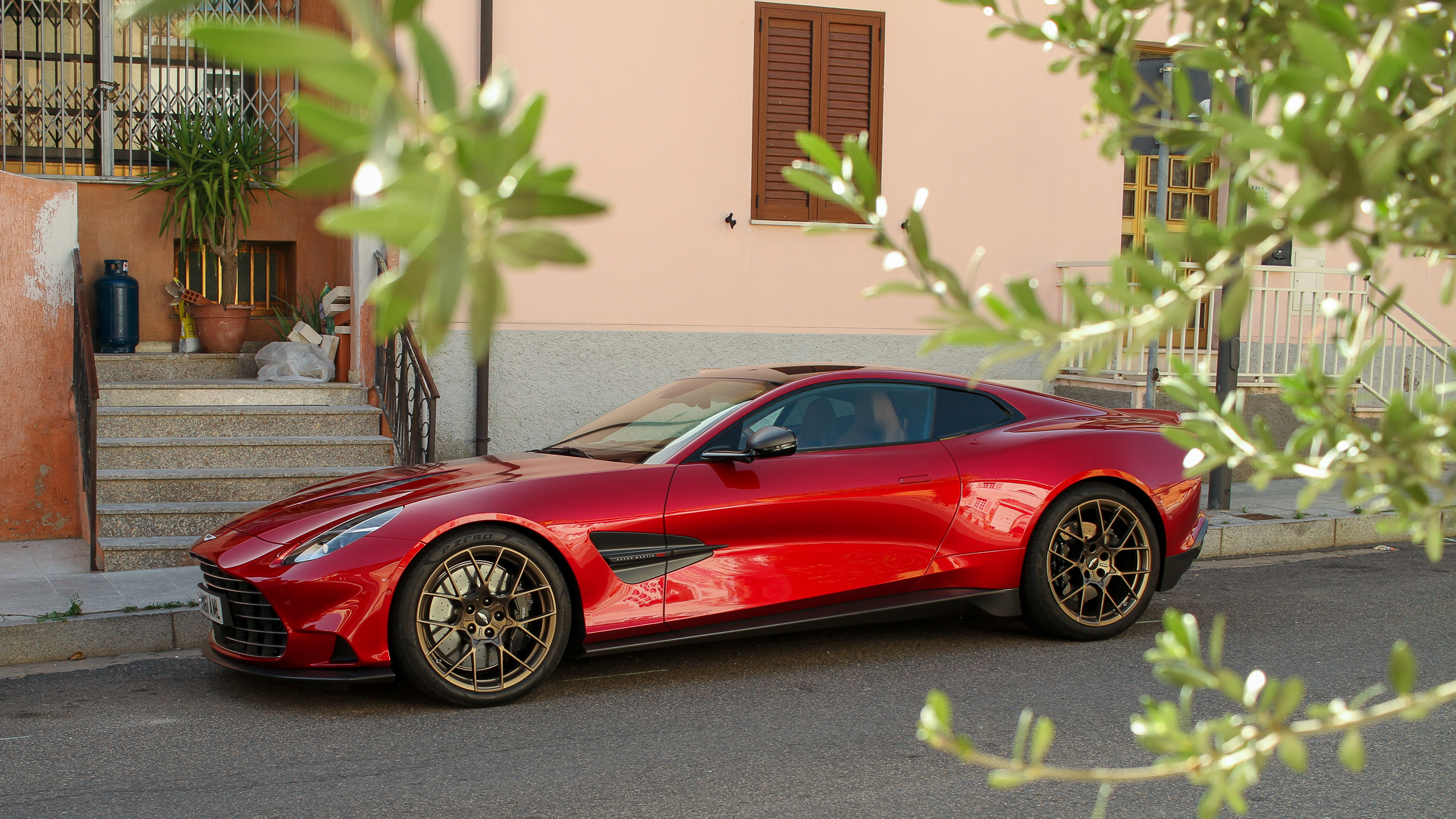 Análise da primeira unidade do Aston Martin Vanquish 2025: V12 Super Tourer Extraordinaire