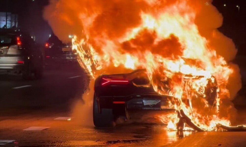 Lamborghini Revuelto pega fogo enquanto dirigia em uma rodovia em Nova York