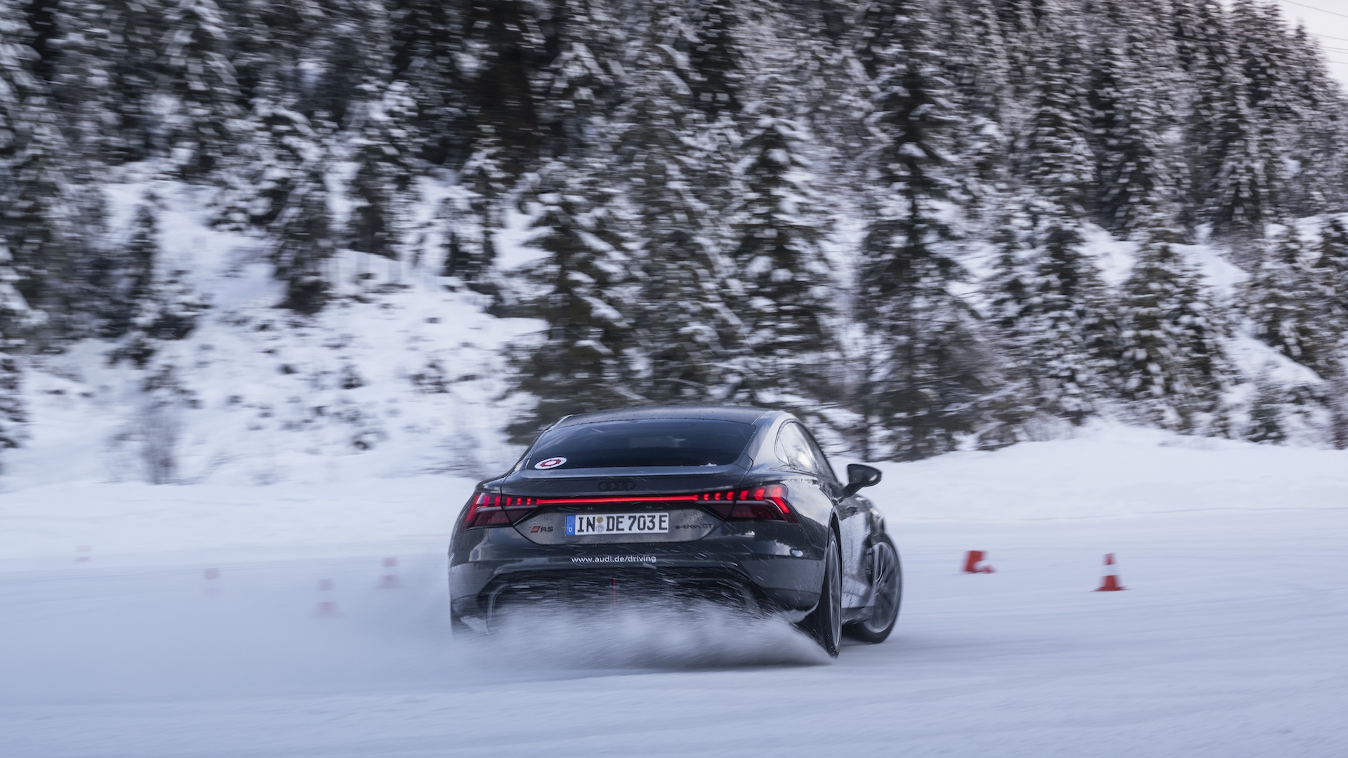 Como deriva um Audi de 900 hp no gelo sem travar